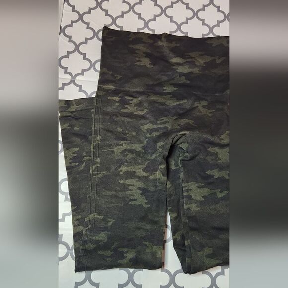 Spanx Look at Me Now Seamless Green Camo Leggings Size Large - Picture 9 of 12
